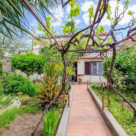 アパート Tugomila *